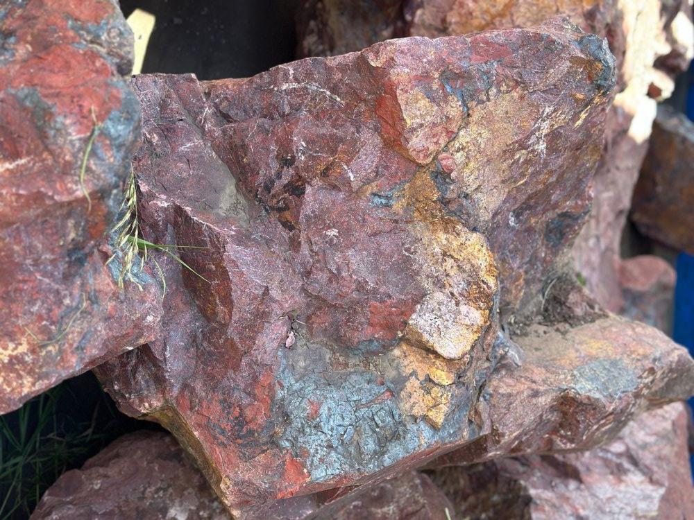 Камни для ландшафтного дизайна красно-фиолетовые 10-60 килограмм купить в Саратове