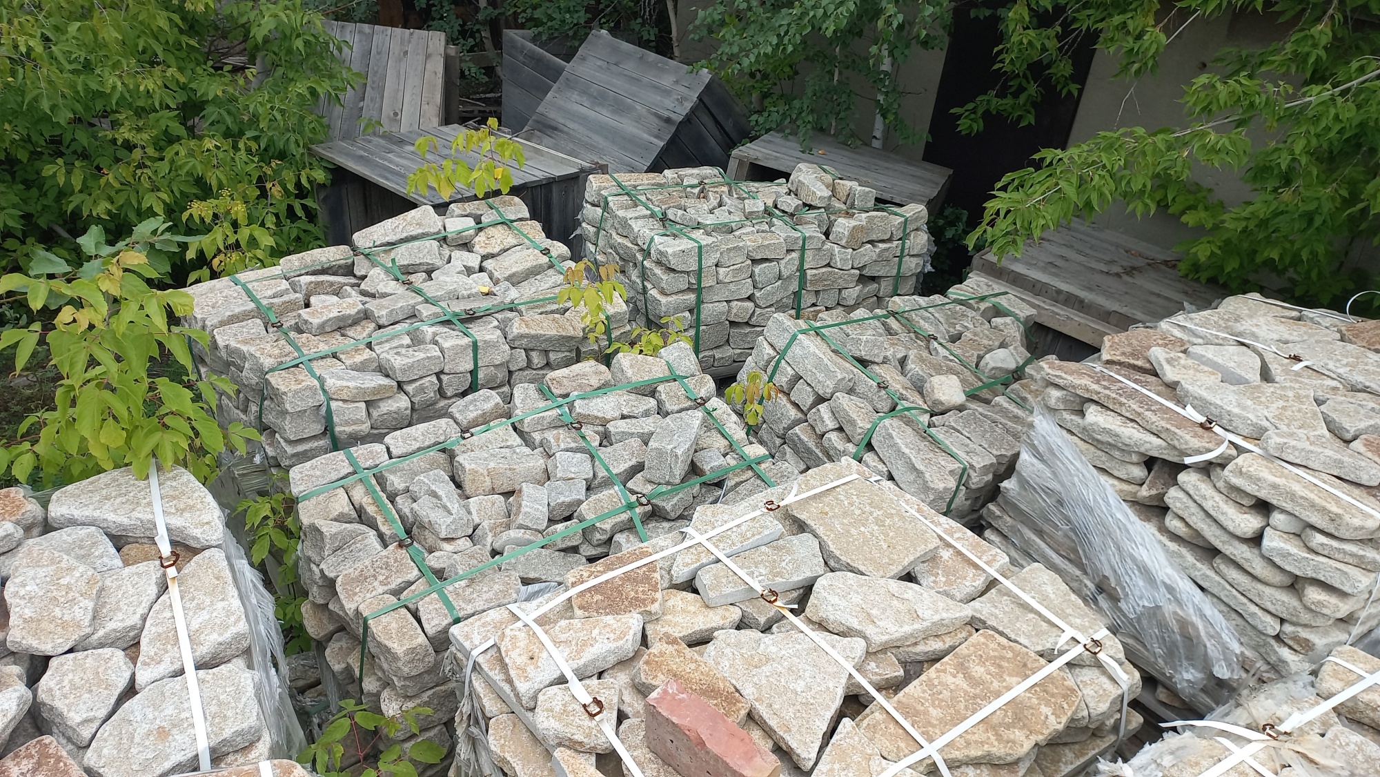 Плитняк галтованный гранитный для ландшафтного дизайна купить в Саратове