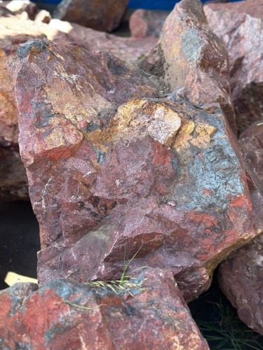 Камни для ландшафтного дизайна красно-фиолетовые 10-60 килограмм купить в Саратове