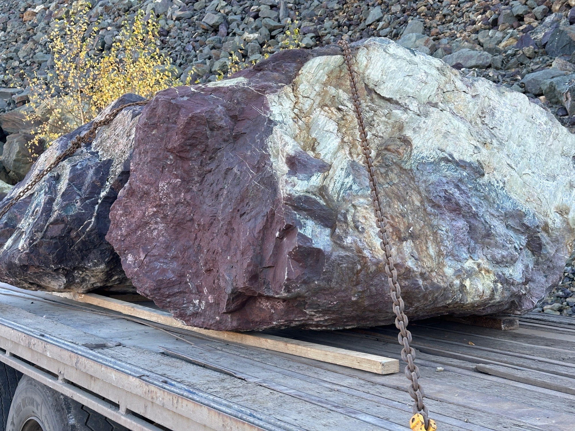 Огромные красно-фиолетовые валуны для ландшафтного дизайна весом более 5 тонн купить в Саратове