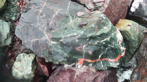 Гигантские зелёные валуны для ландшафтного дизайна весом более 5 тонн купить в Саратове