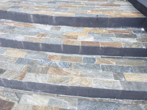 Плитка из Златолита Уральского для лестницы купить в Саратове