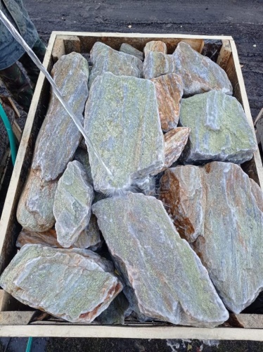 Златолит жёлтый, жёлто-зелёный глыбки и валуны для ланшафтного дизайна купить в Саратове