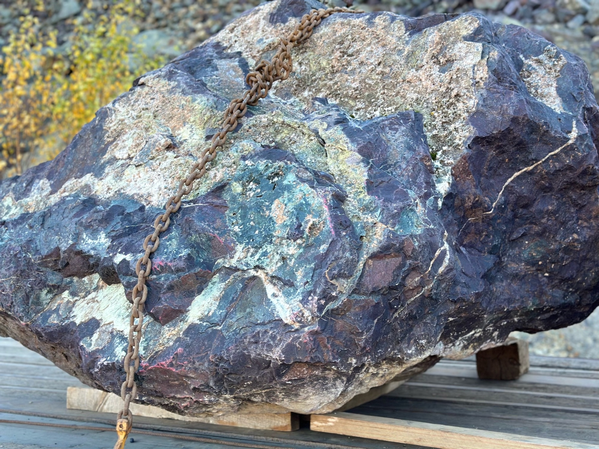 Огромные красно-фиолетовые валуны для ландшафтного дизайна весом более 5 тонн купить в Саратове