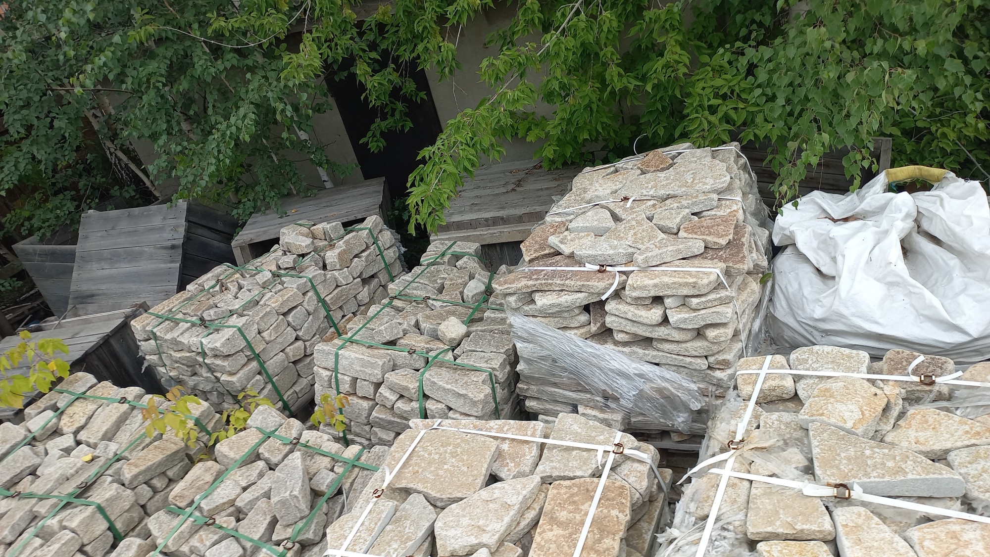 Плитняк гранитный галтованный купить в Саратове