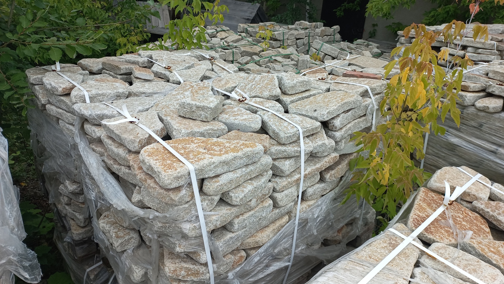 Гранитный плитняк галтованный для мощения купить в Саратове