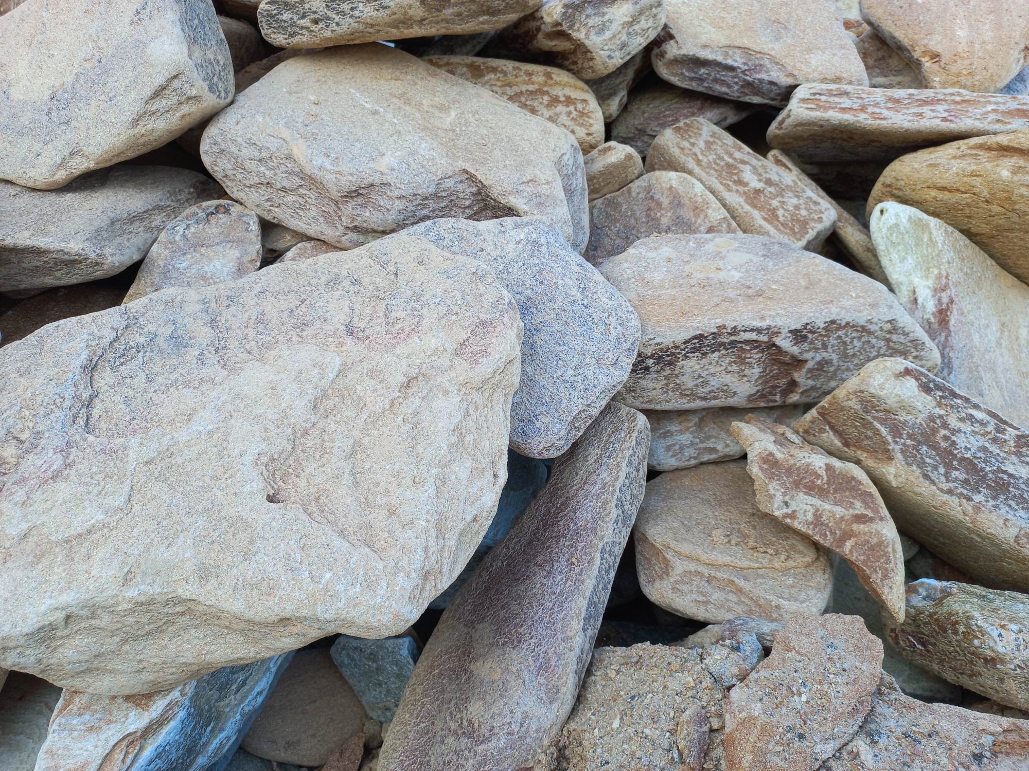 Златолит жёлтый, жёлто-зелёный глыбки и валуны для ланшафтного дизайна купить в Саратове