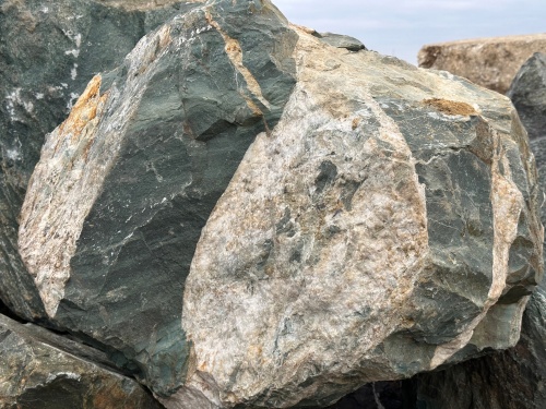 Гигантские зелёные валуны для ландшафтного дизайна весом более 5 тонн купить в Саратове