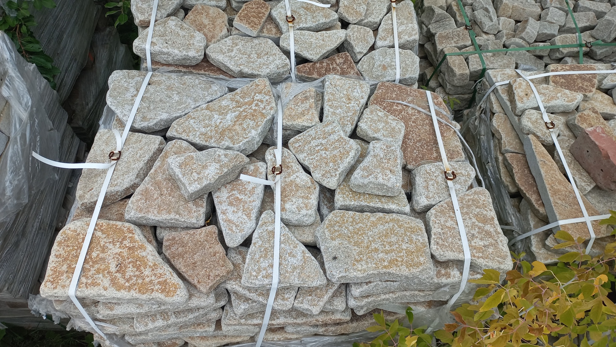 Гранитный плитняк галтованный для мощения купить в Саратове