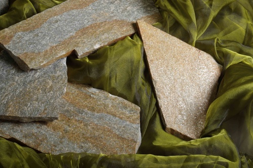 Плитняк златолит Уральский для цоколя, отмостки купить в Саратове