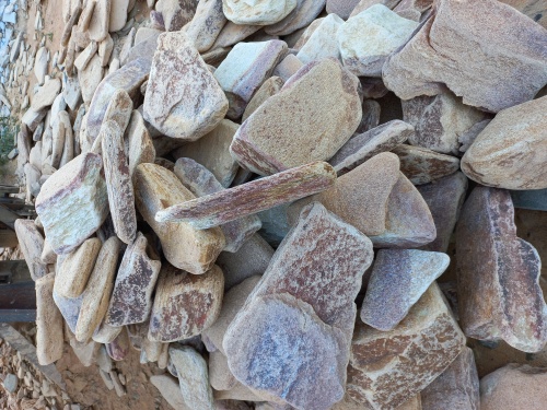 Златолит жёлтый, жёлто-зелёный глыбки и валуны для ланшафтного дизайна купить в Саратове